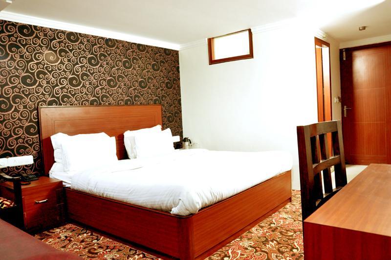 Hotel Trinetar Resorts Batoti Luaran gambar